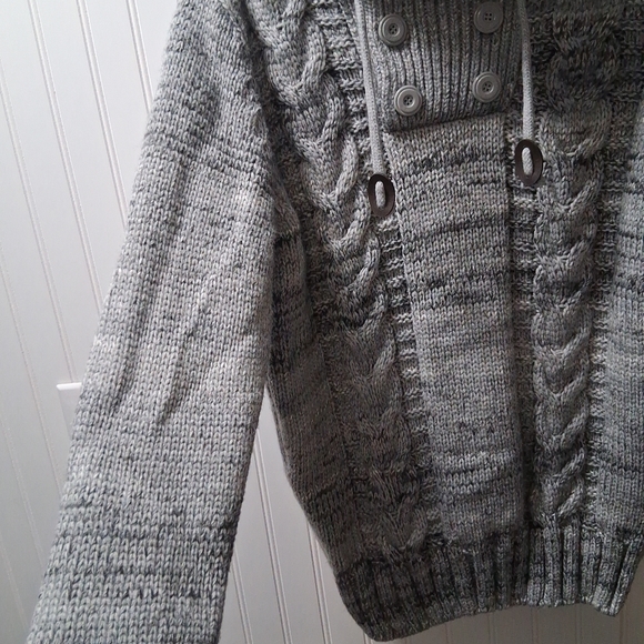 Men's Gray Cable Knit Sweater with Button Detail - Picture 12 of 16
